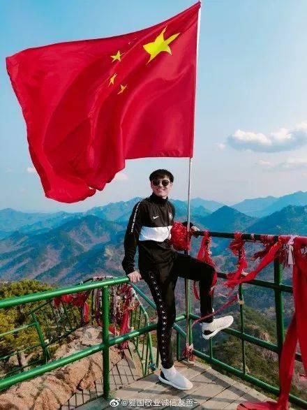 逃离废弃的卡车场